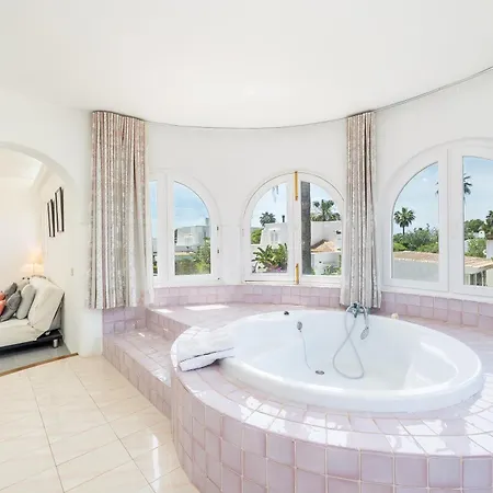 Malik Mit Meerblick Und Pool Villa *